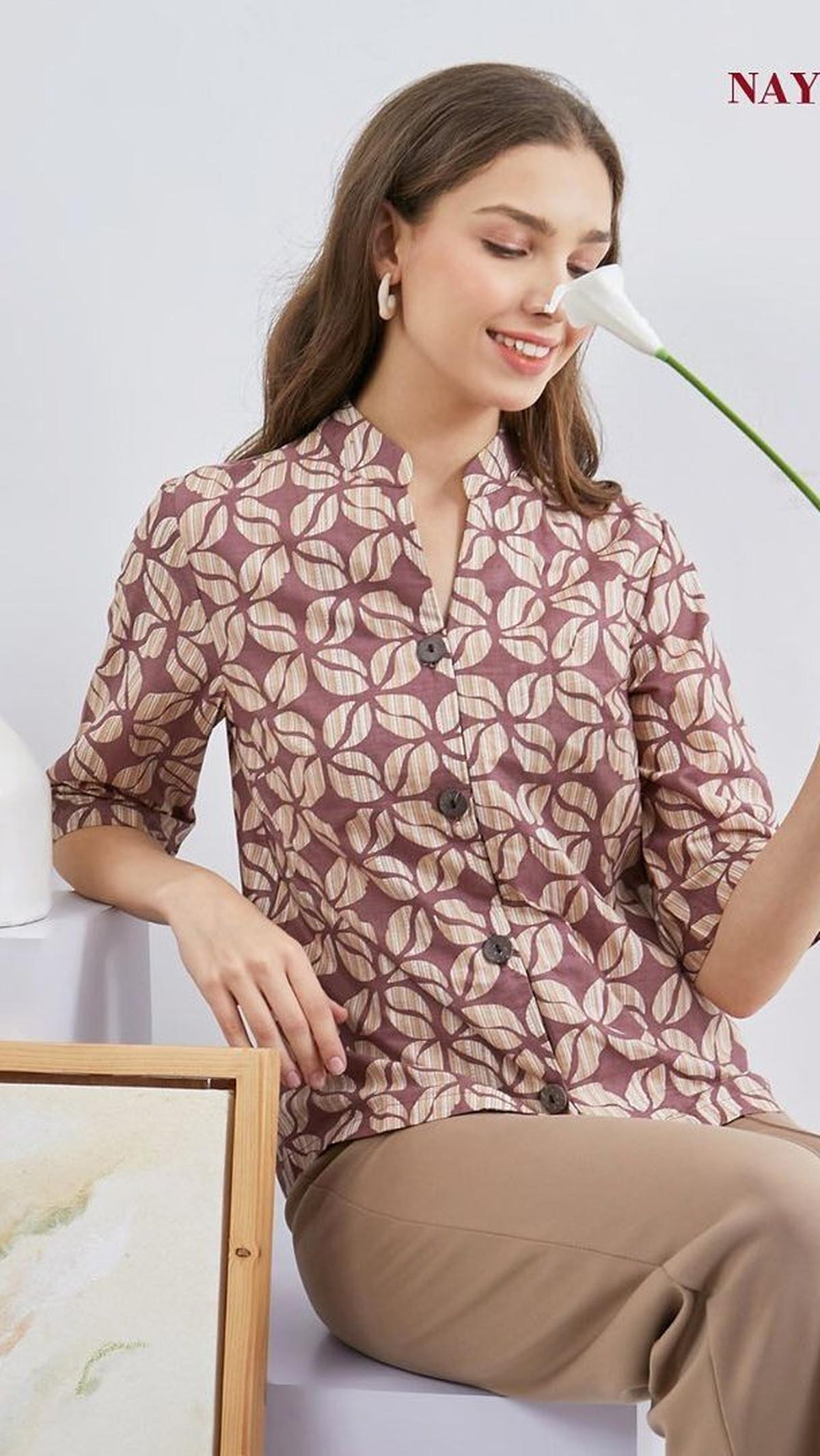 1.&nbsp;Blouse Batik Agnia dari Nayara<br>