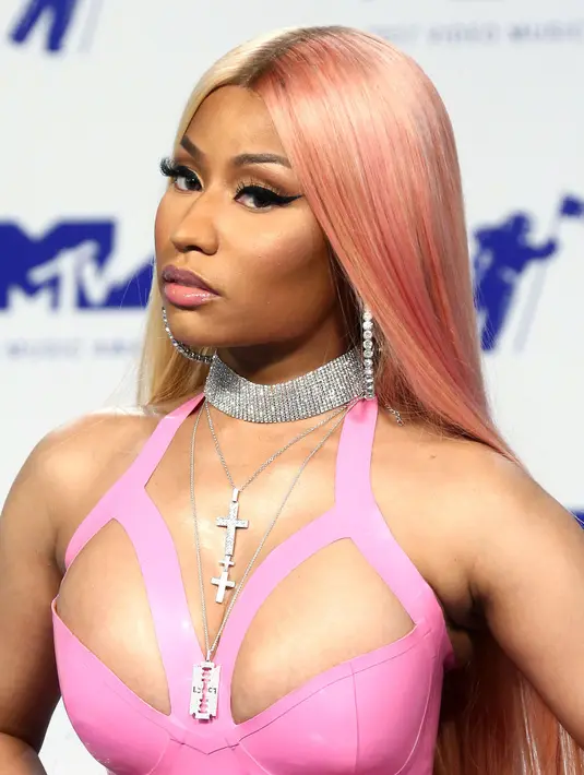 Nicki Minaj hadir dengan rambut setengah pink dan setengah blonde pada MTV Video Music Awards 2017. (TOMMASO BODDI/AFP/Getty/USMagazine)