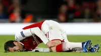 Gelandang Arsenal Henrikh Mkhitaryan cedera saat melawan CSKA Moscow pada pertandingan Liga Eropa di stadion Emirates, London (5/4). Pada pertandingan ini Arsenal tampil mendominasi sejak awal sampai akhir. (AFP Photo / Ian Kington)