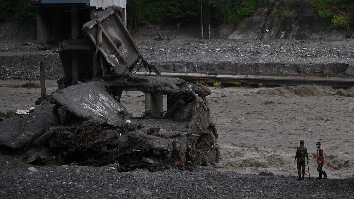 Tim Penyelamat Nepal Terus Sisir Lokasi Banjir Bandang