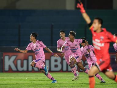 Persita Tangerang berhasil menghentikan rekor empat kali kemenangan beruntun Arema FC pada pekan kesembilan BRI Liga 1 2021/2022 yang berlangsung di Stadion Sultan Agung, Bantul, Rabu (27/10/2021). Gol penyeimbang pertandingan diciptakan oleh Moh. Edo Febriansyah. (Bola.com/Bagaskara Lazuardi)