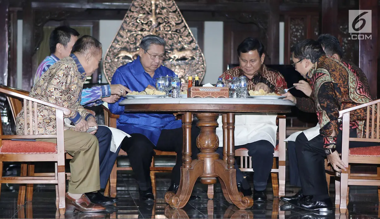 Presiden RI ke 6 Susilo Bambang Yudhoyono, Ketua Umum Gerinda, Prabowo Subianto dan tokoh politik saat menyantap makan malam nasi goreng di kediaman SBY di Cikeas, Bogor Kamis (27/7). (Liputan6.com/Herman Zakharia)