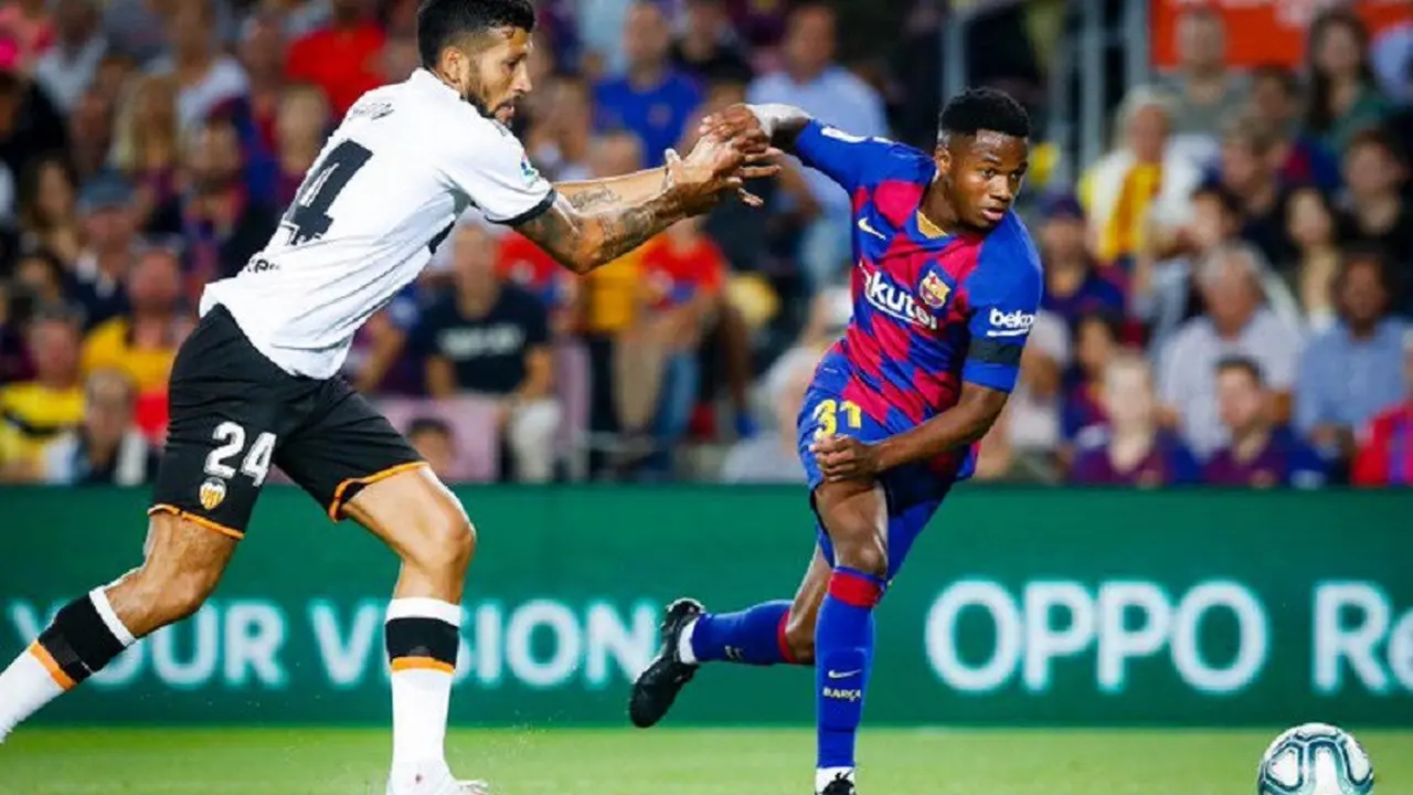 Winger belia Barcelona, Ansu Fati (kanan) ketika bermain melawan Valencia