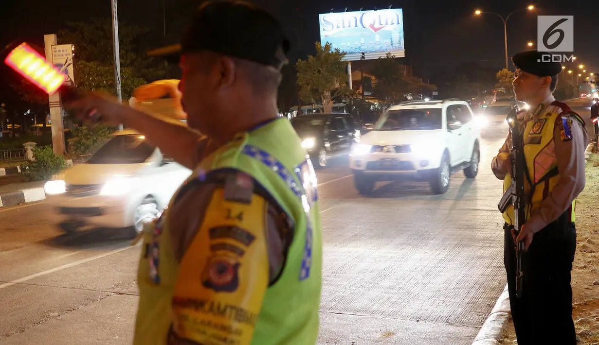 Polisi bersenjata berjaga di pos pelayanan terpadu Operasi Ketupat Lodaya 2019, Jalan Raya Pantura, Cirebon, Jawa Barat, Sabtu (1/6/2019). Objek pengamanan dalam Operasi Ketupat Tahun 2019 antara lain terminal, objek wisata, pelabuhan, stasiun kereta api, dan bandara. (Liputan6.com/Herman Zakharia)