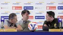 Pelatih Timnas Indonesia U-23 Gerald Vanenburg (kiri) berbincang dengan Mohd Nafuzi Bin Muhammad Zain (Malaysia) saat menghadiri sesi keterangan resmi jelang laga ASEAN U23 Championship 2025 di Stadion Utama Gelora Bung Karno, Jakarta pada Senin (14/7/2025). (Bola.com/Abdul Aziz)