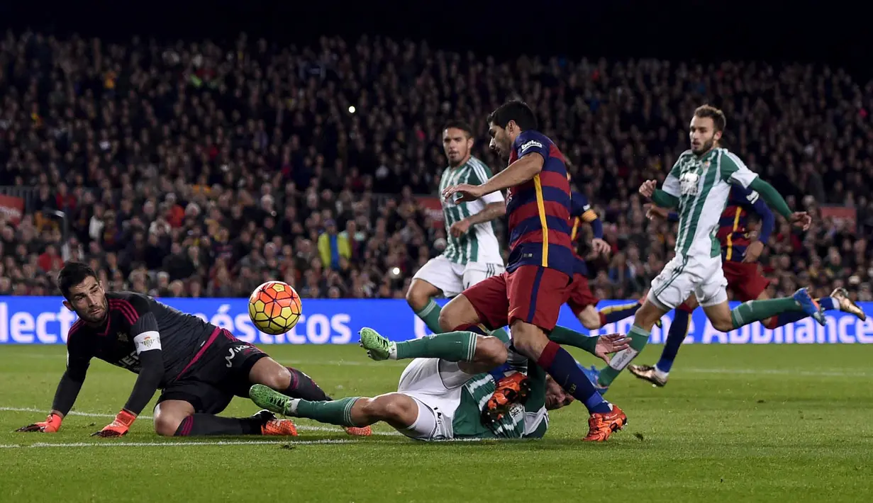  Luis Suarez (tengah) mencetak gol setelah melewati hadangan para pemain Real Betis, pada laga La Liga Spanyol di Stadion Cam Nou, Barcelona, Kamis (31/12/2015) dini hari WIB. (REUTERS/Stringer) 