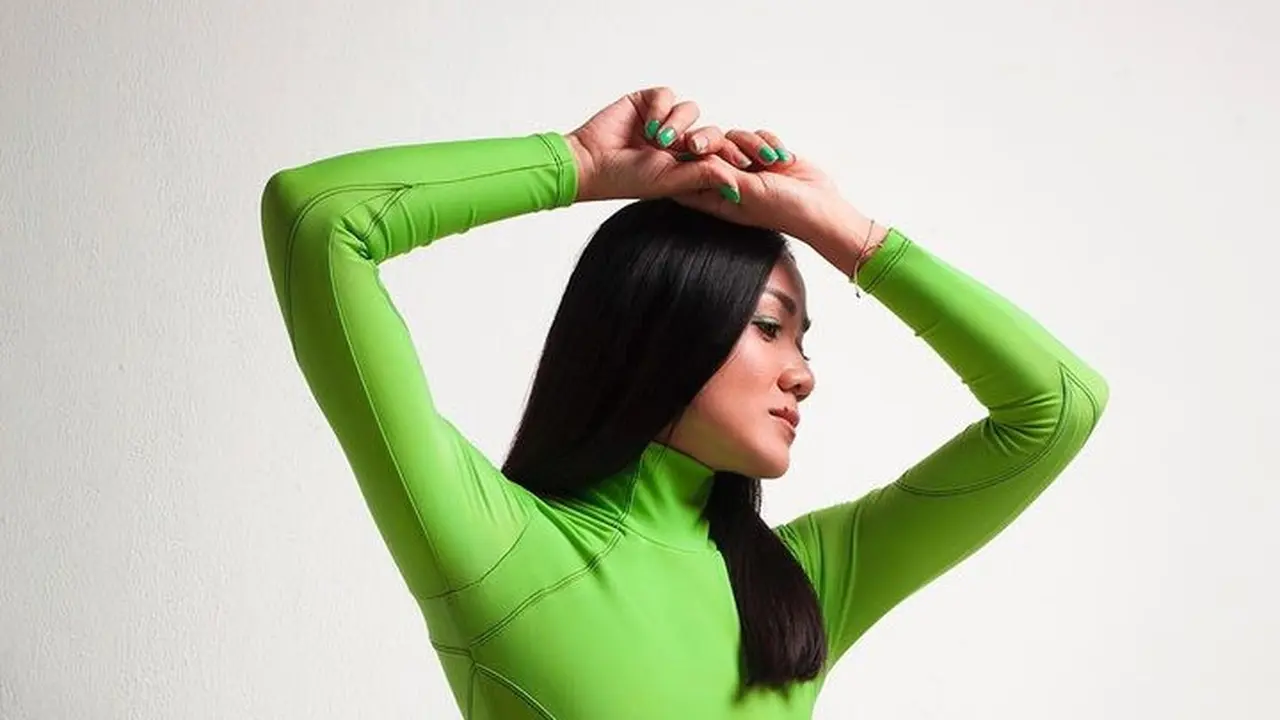 Baju renang rancangan Nirina Zubir.  Foto: tangkapan layar Instagram @nirinazubir_