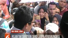 Warga yang umumnya petani sayur ini sangat gembira dengan kunjungan Sandiaga. Kegembiraan mereka diwujudkan dengan memberikan satu ikat sayur bayam dan kangkung kepada Sandi.