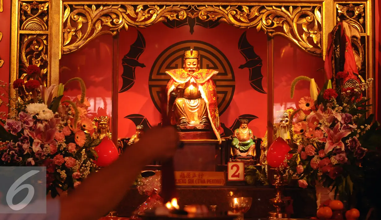 Warga membakar dupa jelang melakukan sembahyang saat perayaan Cap Go Meh di Vihara Dhanagun, Bogor, Senin (22/2/2016). Cap Go Meh merupakan puncak perayaan Tahun baru Imlek 2567. (Liputan6.com/Helmi Fithriansyah)