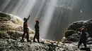 Daya tarik utama tempat ini adalah fenomena “Cahaya Surga” yang muncul di Luweng Grubug. Sekitar pukul 10.00 hingga 12.00 WIB, sinar matahari menembus celah gua dan memantul pada batu flowstone, menciptakan pancaran cahaya vertikal yang menakjubkan. Pemandangan ini hanya bisa disaksikan saat cuaca cerah dan menjadi momen paling dinanti oleh para penjelajah maupun fotografer. Tampak dalam foto, pemandu goa memberikan penjelasan kepada wisatawan di dalam Goa Jomblang  di Gunung Kidul, Yogyakarta. (merdeka.com/Arie Basuki)