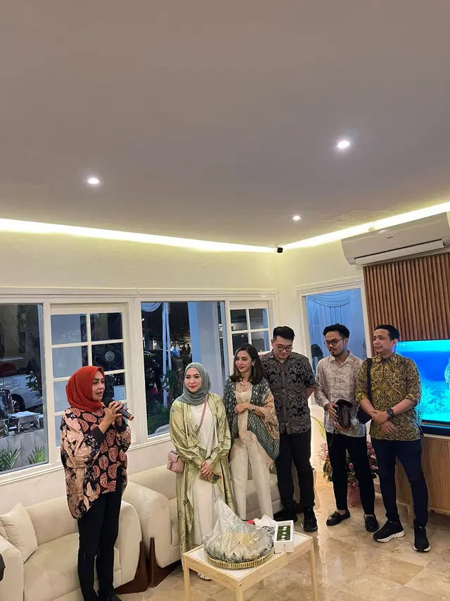 Rieta Amalia menjadikan rumahnya di kawasan Kemang, Jakarta Selatan sebagai klinik gigi.
