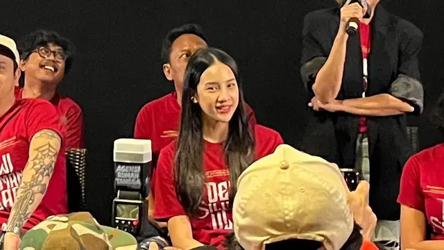 Anya Geradine dalam konferensi pers trailer & poster film Dewi Siluman Ular. (Liputan6.com/Afradhiya N. R)