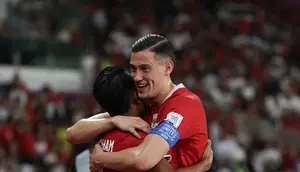 Pelukan hangat Jay Idzes memberikan selamat kepada Beckham Putra setelah mencetak gol buat Timnas Indonesia ke gawang Saint Kitts and Nevis pada FIFA Series 2026 di Stadion Gelora Bung Karno (SUGBK), Jumat (27/3/2026) malam WIB. (Bola.com/Abdul Aziz)