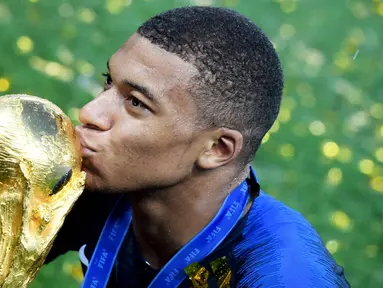 Piala Dunia 2018 menjadi panggung sekaligus saksi betapa hebatnya talenta muda asal Prancis yang bernama Kylian Mbappe. Pemain yang kala itu masih berusia 19 tahun sukses menjadi aktor utama Les Blues menjadi kampiun di Rusia. (AFP/Kirill Kudryavtsev)