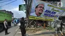 Petugas menurunkan baliho bergambar Habib Rizieq Shihab di Ciawi, Bogor, Minggu (22/11/2020). Petugas gabungan terdiri dari unsur Stpol PP, TNI, dan kepolisian menurunkan poster Habib Rizieq di sejumlah jalan protokol di kawasan Kota Bogor karena tidak memiliki ijin. (merdeka.com/Arie Basuki)