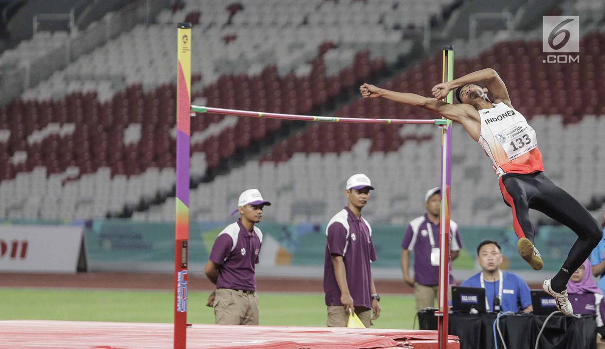 Atlet Indonesia Rizky Ghusyafa Pratama berusaha melintasi mistar pada final lompat tinggi putra 18th Asian Games Invitation Tournament di SUGBK, Senayan, Minggu (11/2). Rizky mendapat perunggu sebagai pemegang posisi ke-3. (Liputan6.com/Faizal Fanani)