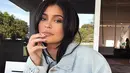 Sejak kabar kehamilan itu merebak, Kylie pun sudah hampir tak pernah mengunggah foto-foto seksinya. Justru sebaliknya, Kylie selalu mengunggah foto sedang menggunakan pakaian yang berukuran lebih besar dari tubunya. (Instagram/kyliejenner)