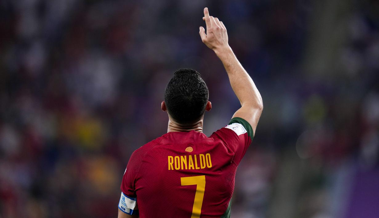 Tampil dalam laga Portugal kontra Ghana pada matchday pertama Grup H Piala Dunia 2022 (24/11/2022), Cristiano Ronaldo yang turut menyumbang satu gol dalam kemenangan 3-2, tercatat mampu membukukan 5 rekor sekaligus atas raihannya tersebut. Mau tahu rekor apa saja? Simak uraiannya berikut ini. (AP/Manu Fernandez)