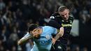 Striker Everton, Wayne Rooney, duel udara dengan bek Manchester City, Nicolas Otamendi, pada laga Premier League di Stadion Etihad, Selasa (22/8/2017). Wayne Rooney berhasil mencetak gol ke 200 di ajang Premier League. (AFP/Oli Scarff)