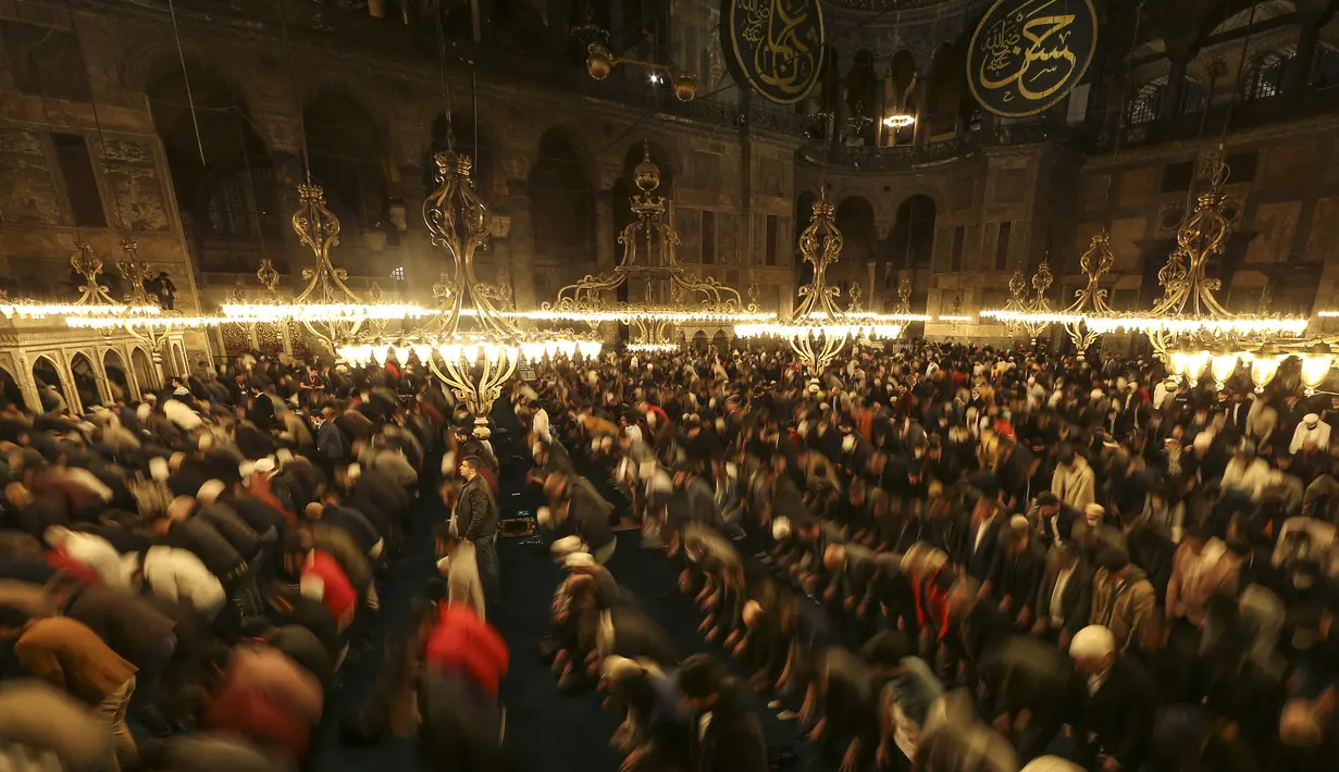 Umat Muslim melakukan sholat tarawih menjelang hari pertama bulan suci Ramadhan di Turki, di Masjid Hagia Sophia di Istanbul, Jumat (1/4/2022). Masjid Agung Hagia Sophia mengadakan sholat tarawih pertama kali dalam 88 tahun. (AP Photo/Emrah Gurel)