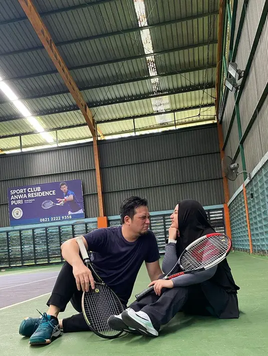 <p>"Satu lemari baju saya sobek-sobekin bajunya semua pakai gunting," sahut Tengku Firmansyah sambil memeragakan saat mengunting baju. [Instagram/tengku_firmansyah]</p>