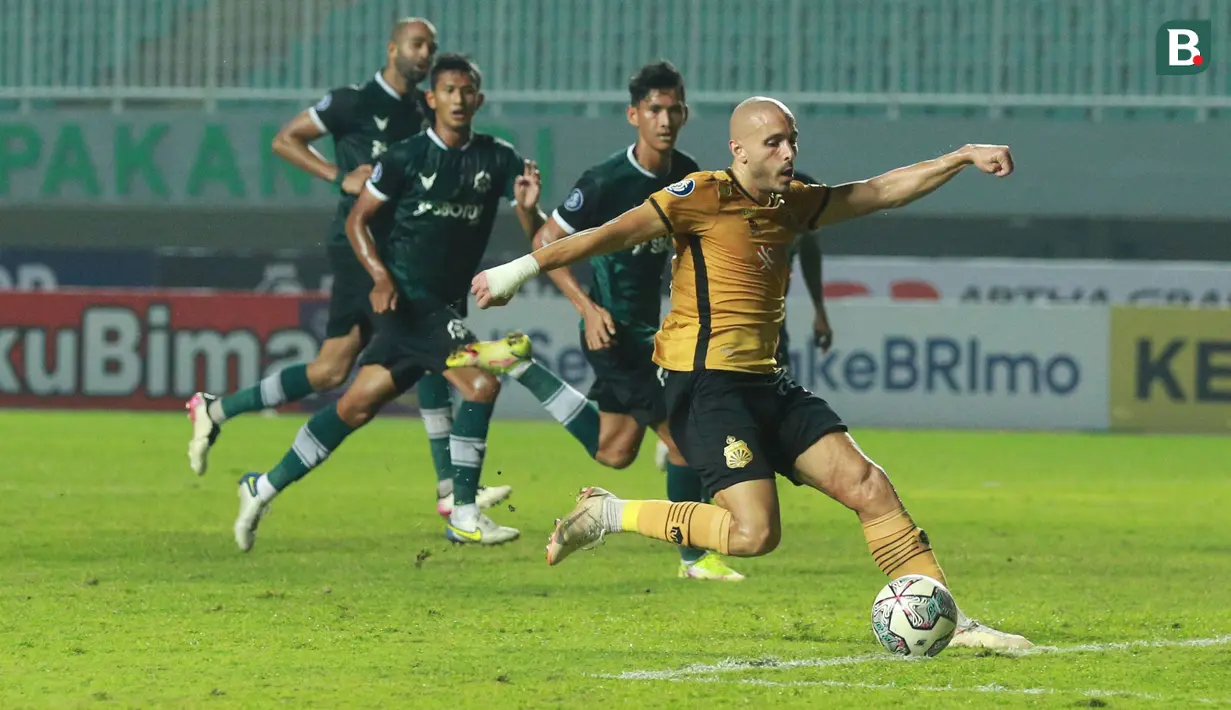 Pemain Bhayangkara FC, Youssef Ezzejjari melepaskan tendangan ke gawang Persikabo 1973 pada laga pekan ke-6 BRI Liga 1 2022/2023 antara Persikabo 1973 melawan Bhayangkara FC di Stadion Pakansari, Bogor, Selasa (23/8/2022) malam WIB. (Bola.com/M Iqbal Ichsan)