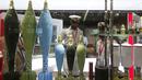 Sejumlah pengunjung memperhatikan alat tempur, mortir saat Pameran Pertahanan Internasional dan Seminar "IDEAS 2016" di Karachi, Pakistan (23/11). Pameran senjata ini di ikuti oleh 90 delagasi dari 43 negara. (Reuters/Akhtar Soomro)