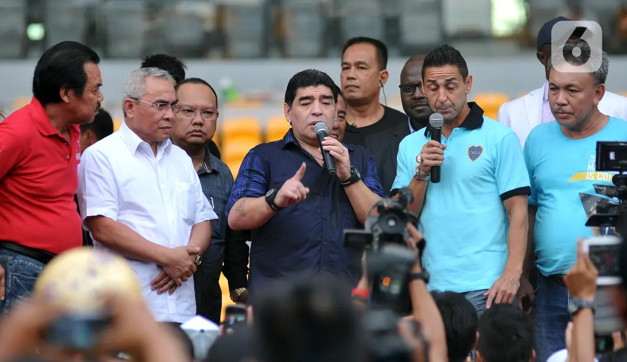 Legenda sepak bola Argentina Diego Maradona (tengah) menyapa penggemarnya saat datang ke Stadion Gelora Bung Karno (GBK), Senayan, Jakarta, Sabtu (29/6/2013). Diego Maradona dikabarkan menutup mata di Tigre, sebuah kawasan di Buenos Aires, ibu kota Argentina. (Liputan6.com/Helmi Fithriansyah)