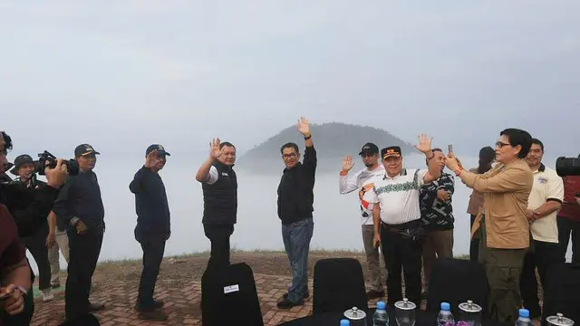 Penjabat (PJ) Gubernur Kalimantan Timur, Akmal Malik berkunjung dan menikmati keindahan alam Negeri di Atas Awan Gunung Embun. (Foto: Istimewa)