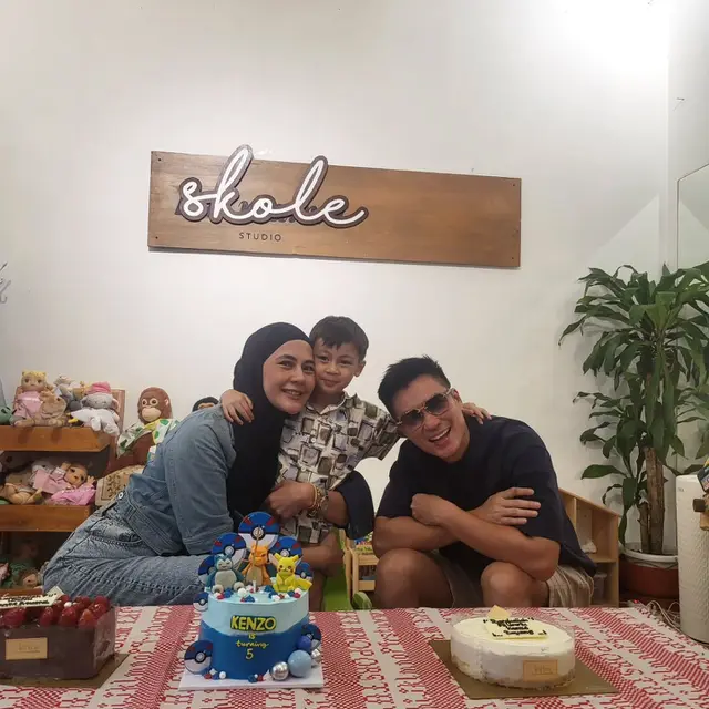 Peluk Hangat di Depan Kue Bertema Pokemon