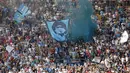 Meskipun Napoli baru memenangkan dua gelar Liga Italia, para pendukung mereka tak pernah surut untuk memeberikan semangat dari tribun Stadion Diego Armando Maradona. Dihuni oleh 54.726 kursi, stadion ini menyuguhkan kenyaringan, tifosi yang megah, dan nyala suarnya. (AFP/Carlo Hermann)