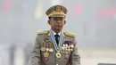 Panglima Tertinggi Myanmar Jenderal Min Aung Hlaing memimpin parade tentara pada Hari Angkatan Bersenjata di Naypyitaw, Myanmar, Sabtu (27/3/2021). Myanmar saat ini sedang dalam kekacauan sejak  para jenderal militer menggulingkan dan menahan pemimpin sipil Aung San Suu Kyi pada Februari. (AP Photo)