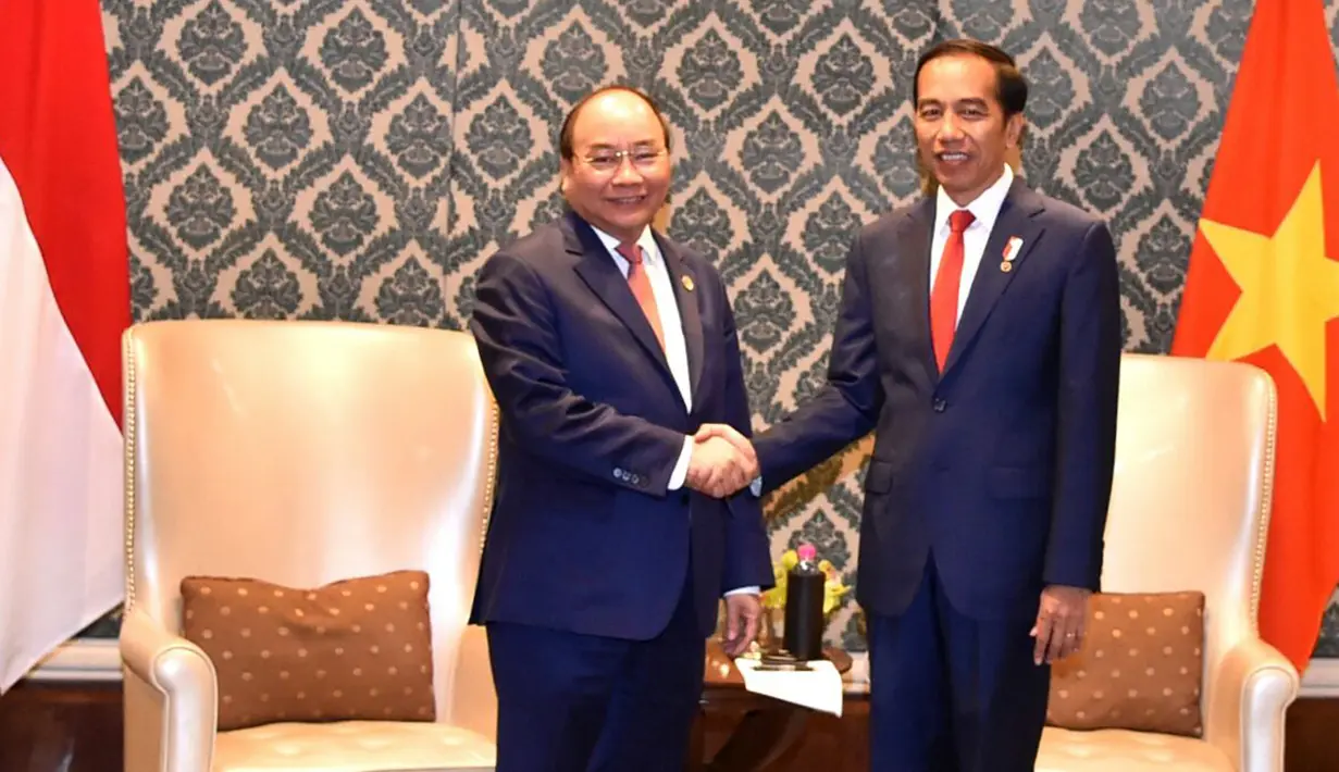 Presiden Jokowi berjabat tangan dengan Perdana Menteri Vietnam, Nguyen Xuan Phuc seusai pertemuan bilateral disela Konferensi Tingkat Tinggi ASEAN-India di Hotel Taj Enclave Diplomatic, New Delhi, Jumat (26/1). (Liputan6.com/Pool/Biro Pers Setpres)