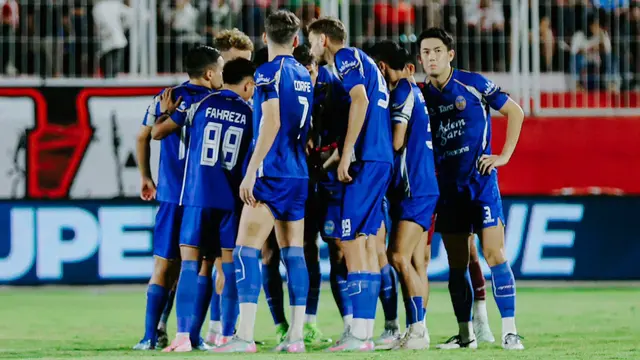 Para pemain PSIM Yogyakarta pada laga BRI Super League 2025/2026