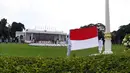 Pasukan Pengibar Bendera Pusaka (Paskibraka) bersiap mengibarkan Bendera Merah Putih saat Upacara Peringatan Detik-Detik Proklamasi 1945 yang dipimpin oleh Presiden Joko Widodo di Istana Merdeka, Jakarta, Senin (17/8/2020). (Foto: Biro Pers Sekretariat Presiden)