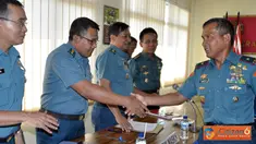 Citizen6, Sidoarjo: Ketua Tim Wasrikkap menyerahkan hasil temuan kepada Komandan Pasmar-1, Danlanmar  Surabaya, dan Dankolatmar sebagai pertanggung jawaban hasil kegiatan Wasrikkap yang telah dilaksanakan di Marwiltim. (Pengirim: Budi Abdillah)