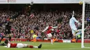 Kiper Swansea City, Lukasz Fabianski, berusaha menghalau bola saat pertandingan melawan Arsenal pada laga Premier League di Stadion Emirates, Sabtu (28/10/2017). Arsenal menang 2-1 atas Swansea City. (AP/Frank Augstein)
