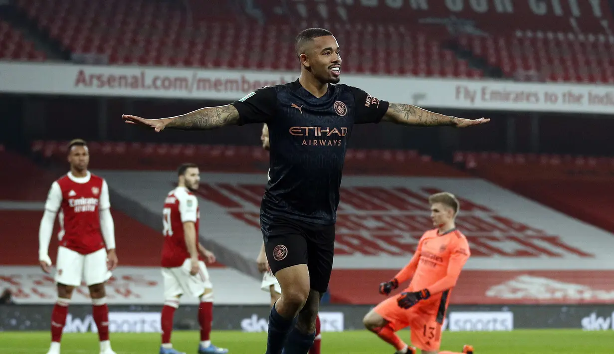 Striker Manchester City, Gabriel Jesus, melakukan selebrasi usai mencetak gol pertama timnya ke gawang Arsenal dalam laga perempatfinal Piala Liga Inggris Carabao Cup di Emirates Stadium, London, Selasa (22/12/2020). Manchester City menang 4-1 atas Arsenal. (AFP/Adrian Dennis)