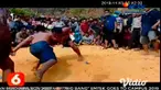 Peserta gulat tradisional Madura (Okol) berusaha saling membanting saat pertandingan, di Desa Akor, Pamekasan, Jawa Timur, Jumat (1/11/2019). Tradisi yang digelar tiap akhir musim kemarau itu sebagai permohonan kepada Tuhan agar turun hujan.