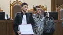 Selain pidana penjara, JPU juga menuntut hukuman denda sebesar Rp1 miliar untuk masing-masing terdakwa dengan ketentuan subsider 190 hari kurungan. Tampak dalam foto, terdakwa kasus dugaan korupsi tata kelola minyak mentah dan produk kilang pada PT Pertamina Subholding dan Kontraktor Kontrak Kerja Sama (KKKS) tahun 2018-2023, Toto Nugroho (kanan), usai menjalani sidang tuntutan di Pengadilan Tindak Pidana Korupsi (Tipikor), Jakarta, Rabu (22/4/2026). (merdeka.com/Arie Basuki)
