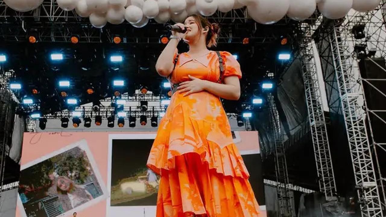 6 Potret Stephanie Poetri Pakai Dress, dari Look Edgy hingga Romantis