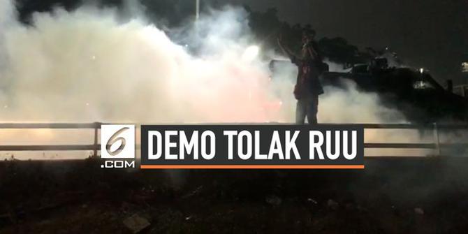 VIDEO: Polisi Bubarkan Demonstran yang Masih Bertahan