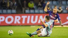 Pemain Celta Vigo, Jonny Otto berebut bola dengan pemain Barcelona, Aleix Vidal pada laga pekan ke-33 La Liga di Estadio de Balaidos, Selasa (17/4). Tampil dengan sepuluh pemain, Barcelona harus puas dengan hasil imbang 2-2. (AP/Lalo R. Villar)