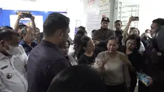 Momen Kepala BGN Bersimpuh Hadapi Murka Orang Tua Korban Keracunan MBG