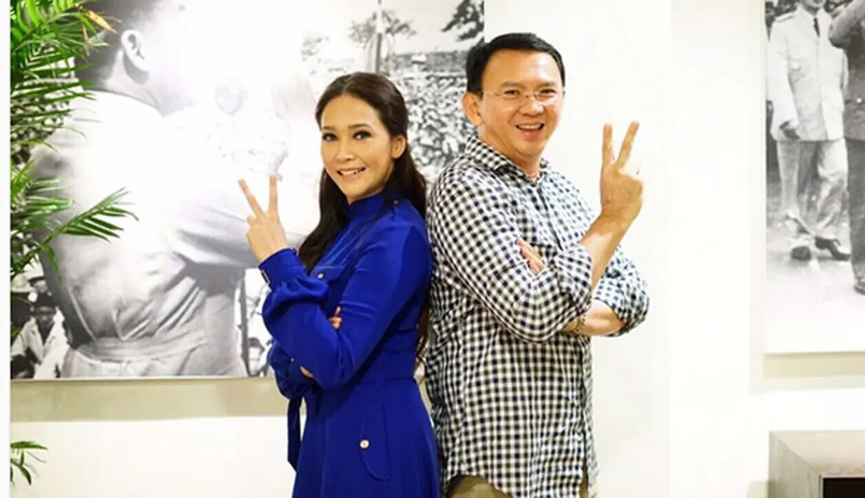 "#duomaia yg baru !!! hahaha Maaf Pak @basukibtp #maiaestianty #diarymaia #ahok," tulis maiaestiantyreal dalam foto yang diunggah pada 1 April. Foto saling membelakangi dengan menunjukkan salam dua jari. (Instagram/maiaestiantyreal)