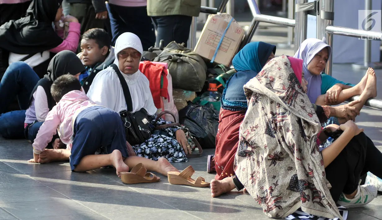 Warga menunggu kerabatnya yang akan tiba di Stasiun Senen, Jakarta, Sabtu (1/7). Berdasarkan data dari PT Kerata Api Indonesia (KAI), sebanyak 25.406 penumpang kereta api telah tiba di Jakarta hingga pukul 14.00 WIB. (Liputan6.com/Yoppy Renato)
