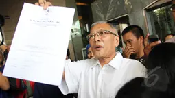 Lauren Siburian memperlihatkan surat yang berisi daftar pengurus Partai Golkar periode 2015-2016 saat keluar dari gedung Kementerian Hukum dan HAM, Jakarta, Selasa (17/3/2015). (Liputan6.com/Helmi Afandi)