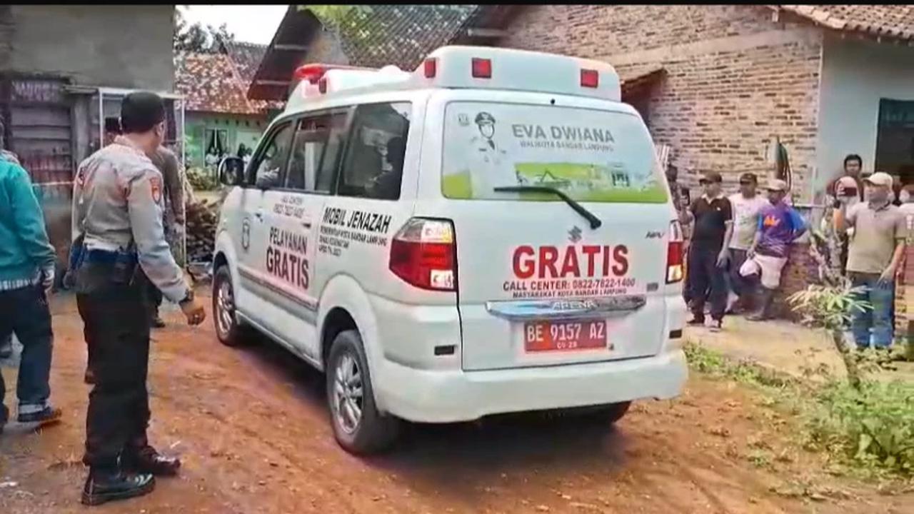Seorang kakek tewas usai digorok oleh anak kandungnya sendiri di dalam rumahnya di Kelurahan Rajabasa Jaya, Kecamatan Rajabasa, Bandar Lampung, Lampung, Jumat (21/11).
