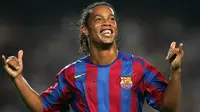 Ronaldinho - Gelandang asal Brasil ini sukses dua kali menjadi yang terbaik di dunia. Mantan bintang Barcelona itu meraihnya pada tahun 2004 dan 2005. (AFP/Lluis Gene)