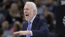 Gaya pelatih San Antonio Spurs, Gregg Popovich saat memimpin timnya melawan Charlotte Hornets pada laga NBA basketball game di AT&T Center, San Antonio, (3/11/2017) waktu setempat. San Antonio menang 108-101. (AP/Eric Gay)